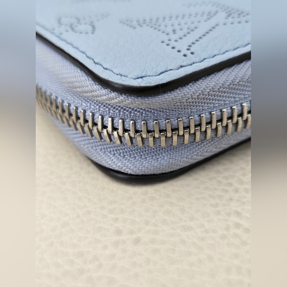 Rare color combo Mahina Zippy Wallet Blue Nuage EUC with a red orange interio - Picture 9 of 16